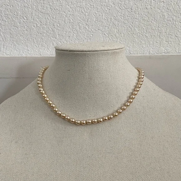 Vintage 1960s imitation pearl necklace and earring set - Picture 7 of 12